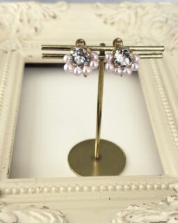 〜クリスタルとパールのイヤリング〜
⁡
⁡
ピンク🩷が好きなお客様からの
オーダーです😊
⁡
濃いピンクよりも淡いピンクが
お似合いの優しい雰囲気のお客様
⁡
⁡
⁡
お手元に届くまで
もう少しお待ちください🤗
⁡
⁡
⁡
今年に入ってからこちらの
耳元アクセサリー
（パールのフリルイヤリング）
人気です✨✨
⁡
⁡
理由は分かりませんが嬉しい❣️
作家冥利に尽きます🥰
⁡
⁡

 @ribes.jewelry 作品はオンラインショップで
ご覧いただけます
⁡
ショップはプロフィール欄から飛べますよ
ショップでお待ちしています😉
⁡
⁡
𓍼𓍼𓍼𓍼𓍼𓍼𓍼𓍼𓍼𓍼𓍼𓍼𓍼𓍼𓍼𓍼𓍼𓍼𓍼𓍼𓍼
投稿が良かったら、いいねとシェアを
よろしくお願いします💕
⁡
また他の投稿も見たい方は
こちらからフォローしてください💐
↓↓
@ribes.jewelry
⁡
⁡
⁡
⁡
⁡
@𝗿𝗶𝗯𝗲𝘀.𝗷𝗲𝘄𝗲𝗹𝗿𝘆は
𝟱𝟮歳からのアクセサリー、取り揃えています！❊❊❊❊❊❊❊❊❊❊❊❊❊❊❊❊❊❊❊❊❊❊❊❊❊
⁡
⁡
#スワロフスキークリスタルのイヤリング
#スワロフスキークリスタルとパールのイヤリング
#ピンクパールのイヤリング
#ピンクのイヤリング
⁡
⁡
⁡