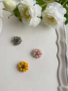 小さなお花たち咲きました

耳元で可愛くお花を咲かせてみませんか？

今はまだ3種類ですが、もう少しカラーを
増やしていく予定です😊
