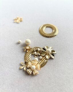 〜何ができるかな？〜
⁡
⁡
新しいブローチの制作です😊
⁡
さてさてどんなデザインになるのかな？
⁡
ここぞいう晴れの日に着けたくなる
そんなブローチ目指してます😆
⁡
⁡
⁡
ᐝᐝᐝᐝᐝᐝᐝᐝᐝᐝᐝᐝᐝᐝᐝᐝᐝᐝᐝᐝᐝᐝᐝᐝᐝᐝᐝᐝᐝᐝᐝᐝᐝᐝᐝᐝᐝᐝᐝ
⁡
 @ribes.jewelry の作品はオンラインショップで
ご覧いただけます
⁡
ショップはプロフィール欄から飛べますよ
ショップでお待ちしています😉
⁡
⁡
𓍼𓍼𓍼𓍼𓍼𓍼𓍼𓍼𓍼𓍼𓍼𓍼𓍼𓍼𓍼𓍼𓍼𓍼𓍼𓍼𓍼
投稿が良かったら、いいねとシェアを
よろしくお願いします💕
⁡
また他の投稿も見たい方は
こちらからフォローしてください💐
↓↓
@ribes.jewelry
⁡
⁡
⁡
⁡
⁡
@𝗿𝗶𝗯𝗲𝘀.𝗷𝗲𝘄𝗲𝗹𝗿𝘆は
𝟱𝟮歳からのアクセサリー、取り揃えています！❊❊❊❊❊❊❊❊❊❊❊❊❊❊❊❊❊❊❊❊❊❊❊❊❊
⁡
⁡
#フォーマルブローチ
#晴れの日ブローチ
⁡
⁡
⁡